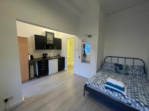 Studio by Hyde park - 14